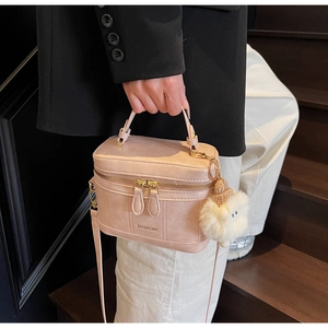 Sac bandoulière rose texture litchi avec breloque peluche et détail logo pour femme