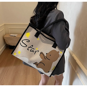 Vue détaillée du grand sac cabas en toile avec motif ours dessin animé et étoiles