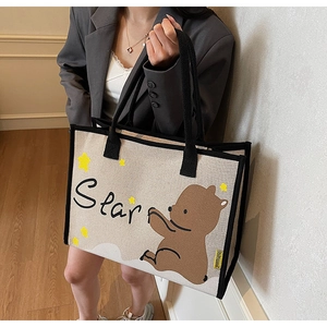 Détail du sac fourre-tout en toile montrant l'imprimé ours et les bordures noires