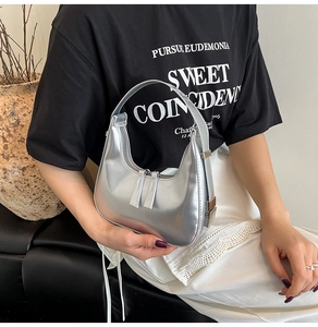 Détail du sac hobo argenté métallisé avec double fermeture éclair et fini miroir poli