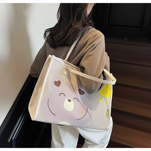 Vue détaillée du sac cabas en toile avec imprimé ours porté par un mannequin
