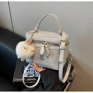 Sac à main carré gris avec pendentif mouton en peluche et détails dorés