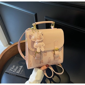 Detailaufnahme der rosa PU-Leder-Textur mit Cartoon-Muster und goldenem Magnetverschluss
