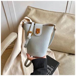Detailansicht der Eimer-Tasche aus Leder mit Lychee-Struktur und goldener Schnalle