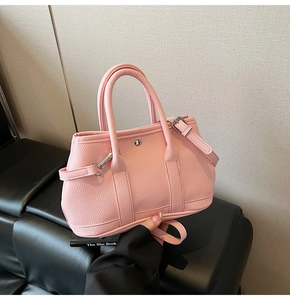 Detail der rosa Kiesellederstruktur und der Doppelgriffe dieser Eimertasche