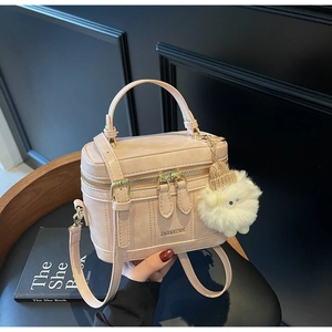 Sac seau en similicuir rose avec poignée et breloque en peluche blanche douce