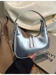 Sac à main demi-lune argenté métallisé chic pour femme avec design hobo moderne