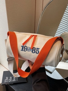 Sac Bandoulière Cylindre en Toile Rétro pour Femmes Avec Broderie 1985 EST Sac Cylindre Sportif Avec Large Bandoulière Orange Vif Sac à Main Décontracté