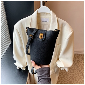 Detailansicht der schwarzen Eimer-Tasche aus Leder mit edler goldener Metallschnalle