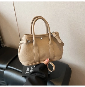 Detailansicht der khakifarbenen Beuteltasche aus Leder mit silbernem Metallverschluss