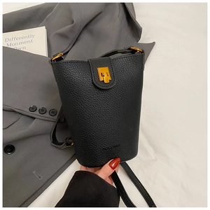 Detailansicht der schwarzen Beuteltasche aus Leder mit goldener Schnalle und Logo-Druck