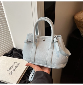 Detailansicht hellblaue Beuteltasche mit Litschi-Lederstruktur und silbernen Details