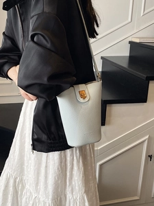 Minimalistische hellblaue Beuteltasche aus Leder mit Litschi-Muster und Goldverschluss