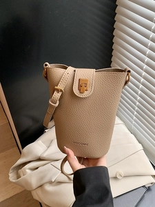 Minimalistische beige Eimer-Tasche aus strukturiertem Leder mit goldenem Verschluss