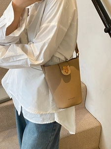 Minimalistische khakifarbene Beuteltasche mit Litschi-Struktur für Damen