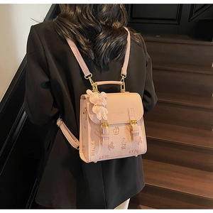 Rückansicht eines rosa Mini-Rucksacks mit Bärenprägung und Plüschanhänger