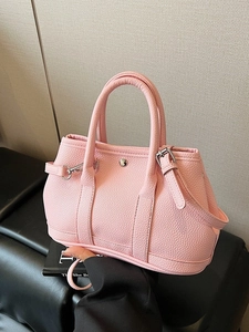 Rosa Eimertasche aus PU-Leder mit Lychee-Struktur, Doppelgriffen und langem Schultergurt