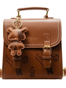Brauner Lederrucksack für Damen mit Teddybär-Anhänger und goldenem Schnallenverschluss