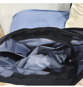 Detailansicht des Nylon-Tote-Bag-Innenraums mit praktischen Aufbewahrungsfächern