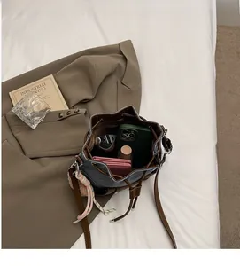 Innenansicht der geräumigen Beuteltasche aus Denim und Leder mit Platz für Utensilien