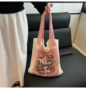 Détail du cabas tissé rose et beige avec broderie dragon et fermeture à nœud chinois