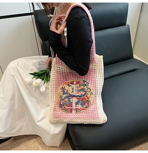 Détail du sac cabas en crochet rose avec broderie dragon et boutons chinois traditionnels