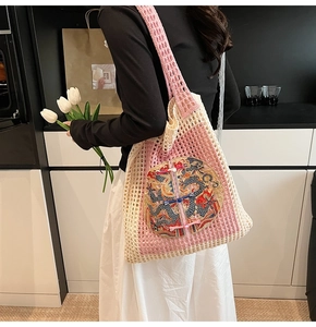 Détail du cabas tissé à la main avec broderie de dragon et boutons nœuds chinois