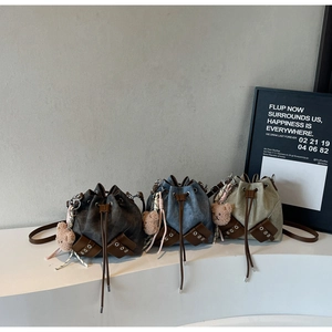 Detailansicht der Beuteltaschen in Grau, Blau und Grün mit süßen Bärenanhängern