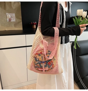 Détail du sac cabas au crochet rose et beige avec broderie dragon et boutons chinois