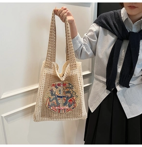 Détail du sac cabas tissé avec broderie de dragon et attaches traditionnelles chinoises