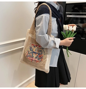 Détail du sac cabas tissé avec broderie de dragon et nœuds traditionnels élégants