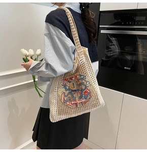 Détail du sac cabas tissé beige avec broderie dragon et fermetures chinoises colorées