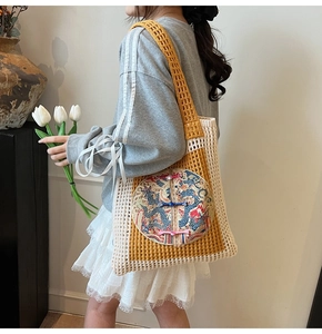 Détail du sac cabas en tricot avec crochet gingembre beige et boutons chinois traditionnels