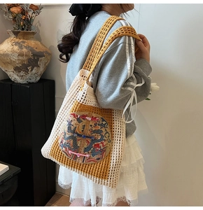 Détail d'un sac cabas tissé vintage avec broderie ethnique et motif en maille jaune moutarde