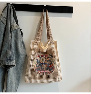 Détail du sac cabas tissé avec broderie de dragon et boutons chinois traditionnels