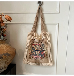 Détail d'un sac cabas tissé avec broderie de dragon et nœuds traditionnels chinois