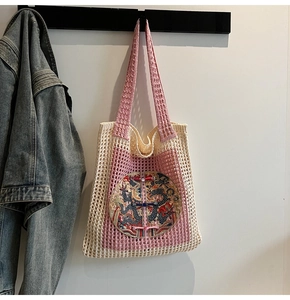 Détail du sac fourre-tout au crochet avec maille ajourée et broderie de dragon