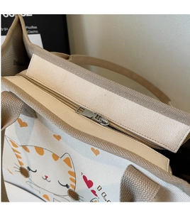 Détail de la fermeture éclair et de l'imprimé chat sur le grand sac cabas