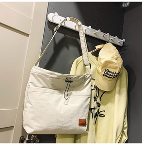 Detaillierte Nahaufnahme einer weißen Canvas-Tasche mit Kordelzugtasche und Gurtband