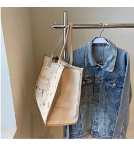 Vue détaillée du grand sac cabas en toile avec motif chat et veste en jean