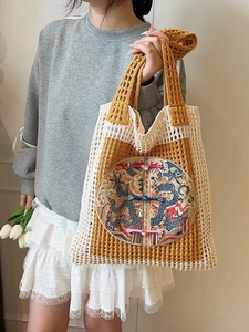 Grand sac fourre-tout tissé avec broderie de dragon et design tricoté ajouré jaune gingembre