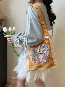 Sac cabas en tricot jaune fait main avec broderie de dragon et nœuds colorés