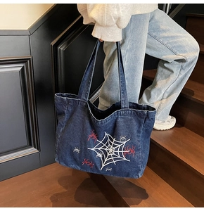 Detail der Vintage-Denim-Tote-Bag mit Spinnennetz-Stickerei und Gothic-Styling