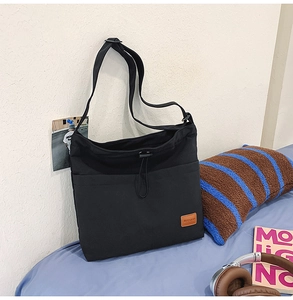Detail der schwarzen Nylon-Einkaufstasche mit verstellbarem Riemen und Tunnelzug