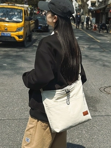 Minimalistische weiße Nylon-Tragetasche mit Kordelzug-Details und geräumigem Design