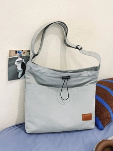 Hellgraue Nylon-Tragetasche mit Kordelzug und verstellbarem Schultergurt im Trend