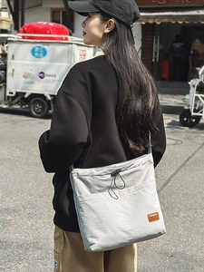 Große hellgraue Nylon-Einkaufstasche mit Vordertaschen und verstellbarem Kordelzug