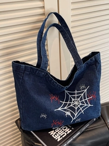 Retro-Denim-Tragetasche mit weißem Spinnennetz und roter Spinne Bestickung auf dunkelblauem Stoff