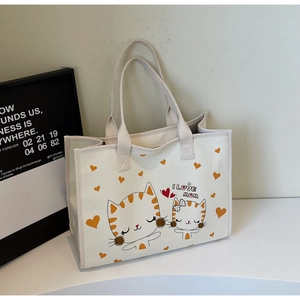 Détail du sac cabas en toile avec deux chats de dessin animé et texte I LOVE MOM