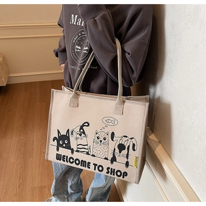 Detailaufnahme der Canvas-Tasche mit süßem Comic-Tiermotiv und robusten Schultergurten